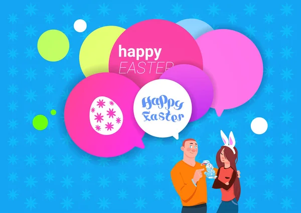 Frohe Ostern Poster mit Paar und lustigen Hasen auf bunten Chat-Blasen Hintergrund — Stockvektor