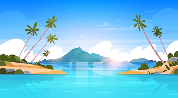 Hermosa playa de verano paisaje junto al mar con montañas, agua azul y palmeras — Vector de stock