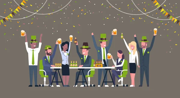 Gruppen av Office arbetstagare fira Saint Patricks Day Holiday bär grön hatt och dricka öl tillsammans — Stock vektor