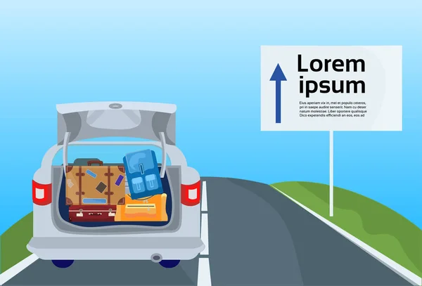 Viaje de viaje de vacaciones en coche, vehículo de viaje familiar en ruta por carretera con maletas de equipaje — Vector de stock