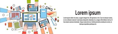 İş işyeri üstten görünüm, iş adamları iş süreci, diyagramları ve belgeleri, eller dijital Tablet ve Laptop yatay Banner kopya alanı ile kullanma