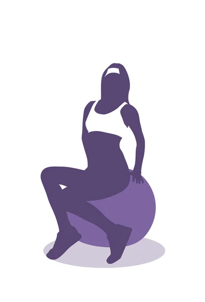 Mujer sentada en la esfera Yoga Ball Training Ejercicio Silueta aislada Ajuste femenino — Vector de stock