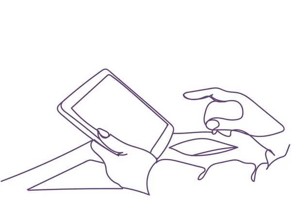 Mani tenere computer tablet digitale con schermo vuoto Doodle Primo piano — Vettoriale Stock