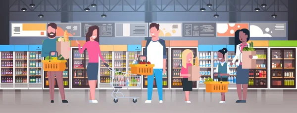 Grupo de personas en el supermercado, bolsas de mano, cestas y carritos de empuje con productos de alimentación — Vector de stock