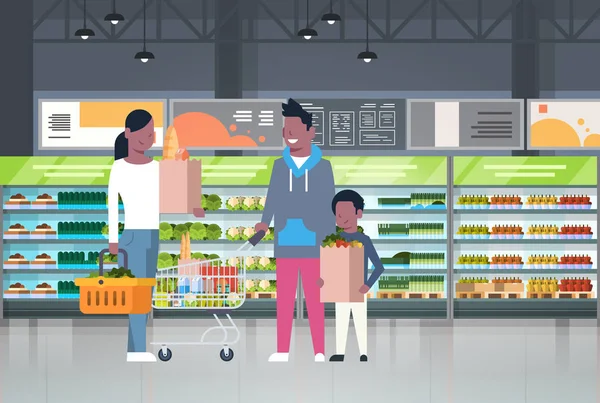 Compras de la familia afroamericana en el supermercado y comprar productos sobre estantes en el concepto de consumo de comestibles — Vector de stock