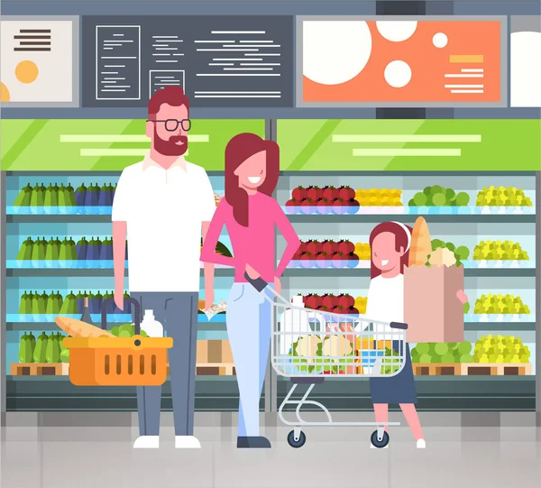 Joven familia de compras en el supermercado y la compra de productos sobre los estantes en el concepto de consumo de comestibles — Archivo Imágenes Vectoriales