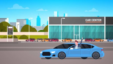 Mutlu sahibi yeni araba üzerinde Bayilik Merkez Showroom Binası arka plan sürüş