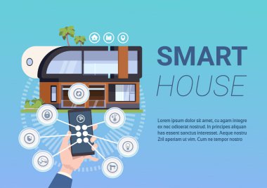 Akıllı ev teknolojisi kavram Smartphone App kontrol sistemi tutan elinle