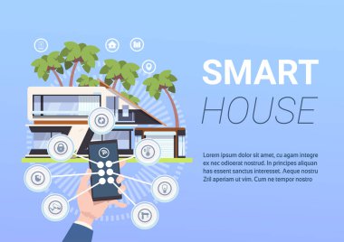 Ellerini tutarak Smartphone teknoloji akıllı ev kontrol ve yönetim sistemi