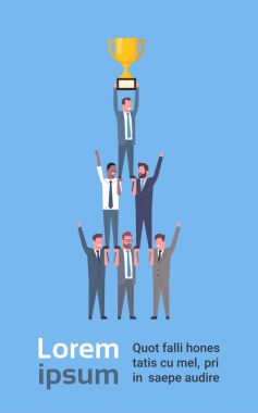 Altın Kupa, işadamları başarı ve ekip çalışması kavramı Holding başarılı iş erkek takım