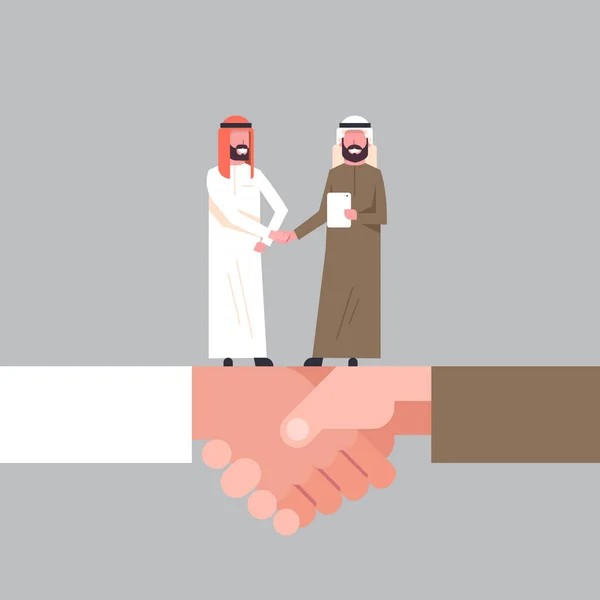 Arabové podnikatelé třesoucíma se rukama o Handshake obchodní dohodě a koncept partnerství — Stockový vektor