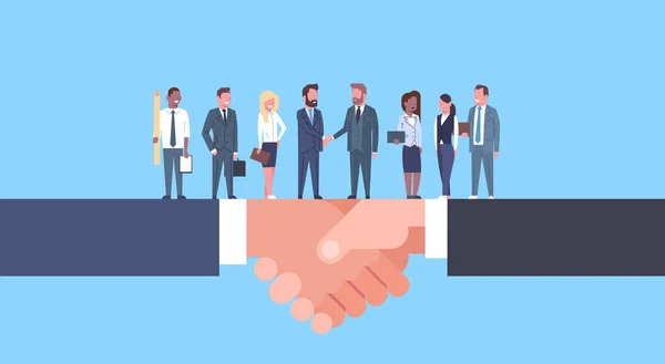 Twee zakenlieden schudden handen met Team van ondernemers, zakelijke overeenkomst en partnerschap Concept — Stockvector