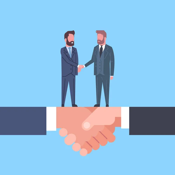 Dois empresários apertando as mãos no Handshake Acordo de Negócios e Conceito de Parceria — Vetor de Stock