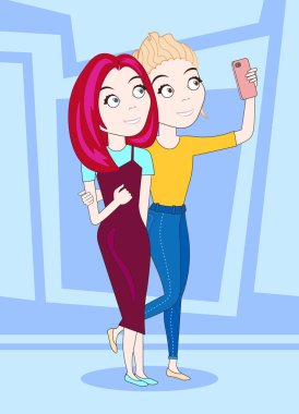 İki genç kız Selfie akıllı telefon poz kucaklayan kullanarak fotoğraf çekmek