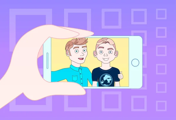 Hand met behulp van slimme telefoon voor Selfie foto van twee jonge kerel — Stockvector