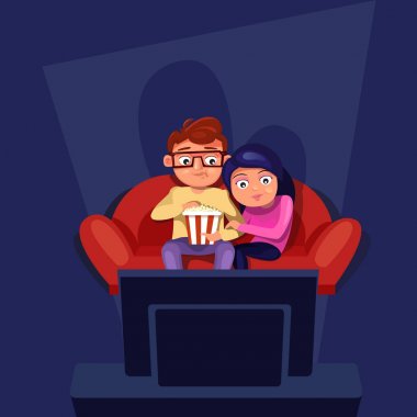Patlamış mısır yemek Tv izle kanepede oturan Çift
