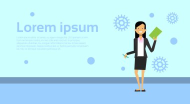 İş kadını resmi kıyafetler üzerinde arka plan kopya alanı ile belge klasörü Holding