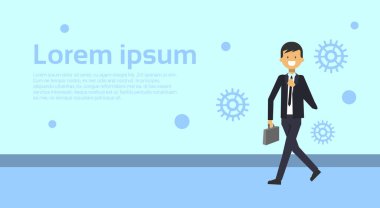 Arka plan kopya alanı ile üzerinden evrak çantası ile takım elbiseli şık iş adamı