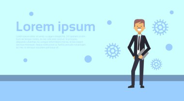 Belge klasörü kopya alanı ile arka plan üzerinde tutarak başarılı iş adamı