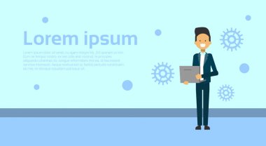Dizüstü bilgisayar arka plan kopya alanı ile üzerinde tutan takım elbiseli şık iş adamı