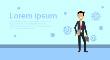 Evrak Çantası'nı ve belge klasörü üzerinde arka plan kopya alanı ile takım elbiseli şık iş adamı