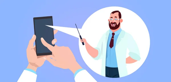Aplikace mobilní lékařství s rukou držení chytrý telefon nad muž lékař Chat bubliny pozadí — Stockový vektor