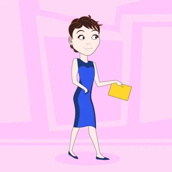 Γελοιογραφία γυναίκα των επιχειρήσεων στη κομψό φόρεμα περπατώντας κρατήστε πρόχειρο πάνω αφηρημένη ροζ φόντο — Διανυσματικό Αρχείο