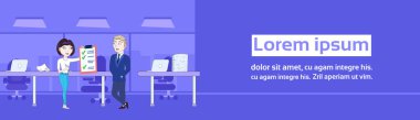Başarılı iş kadını gösterilen işadamı patron denetim listesi yatay Banner yapılır