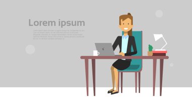 Dizüstü bilgisayar üzerinde çalışan Modern iş kadın kopya alanı ile arka plan üzerinde Office masa başında oturmak