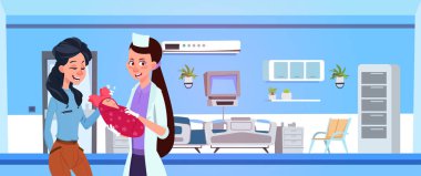 Erkek tıbbi doktor vermek yeni doğan hastane koğuşunda mutlu anne