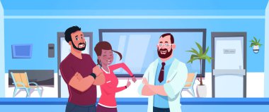 Doktor hasta üzerinde hastane bekleme odası boş koltuk arka plan ile mutlu çift ile konuşmak