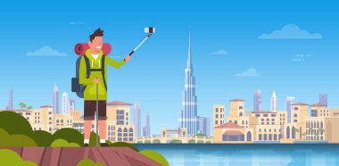 Adam turist Selfie fotoğrafta güzel Dubai şehir arka plan üzerinde sırt çantası ile
