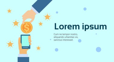 Akıllı telefon dijital mobil ödeme kavramında para koyarak el