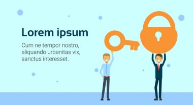 Kilit ve anahtar başarı sorun çözüm kavramı tutan iki iş adamı