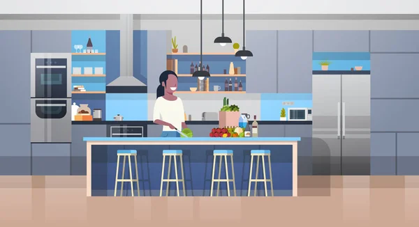 Modern Kithcen Interior And Young African American Woman Cooking Salad - Stok Vektor