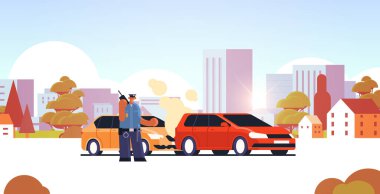 Polis telsiz kullanıyor. Hasarlı otomobil güvenliği yönetmeliğinin yanında duruyor. Trafik kazası konsepti şehir manzarası düz yatay arka plan.