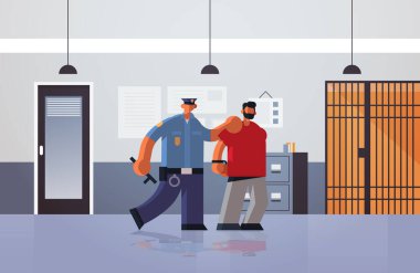 Üniformalı bir polis memuru şüpheli bir güvenlik görevlisini yakaladı adalet hukuku konsepti modern polis departmanı dahili daire tam yatay