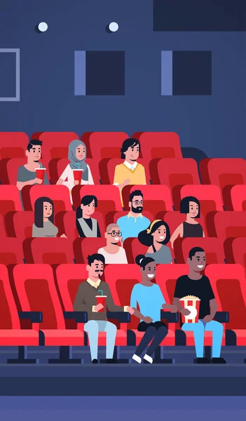 Gruppo di persone guardando film seduto al cinema con popcorn e cola mix corsa uomini donne divertirsi ridendo di nuova commedia piatta full length verticale — Vettoriale Stock