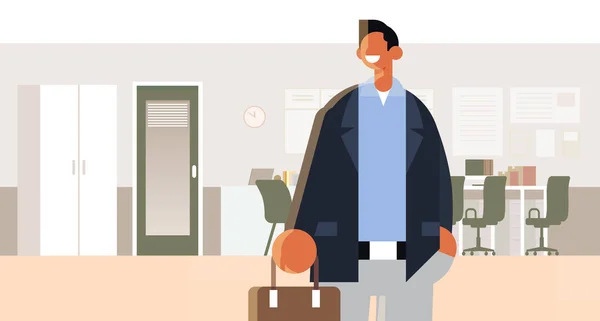 Biznesmen trzymając walizkę szczęśliwy człowiek w formalnym stroju stojący poza sukcesem koncepcja nowoczesny biuro wnętrze płaski portret poziome — Wektor stockowy