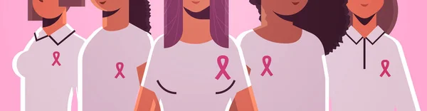 Câncer de mama dia mulheres vestindo camisetas com fita rosa mistura raça meninas de pé juntos consciência da doença e conceito de prevenção retrato plano horizontal — Vetor de Stock