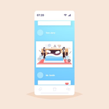 Yastık koyan kadın hizmetçiler, yatağı üniformalı kadın hizmetçiler, temizlik konsepti modern otel odası akıllı telefon ekranı mobil uygulama, tam boy çizim.