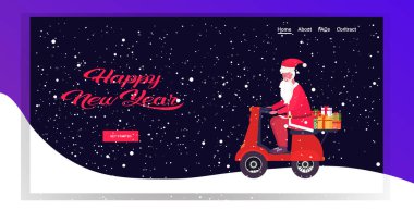 Hediye kutusuyla Noel Baba, klasik scooter 'la mutlu noeller, yeni yıl kutlamaları, tam boy yatay tebrik kartı.