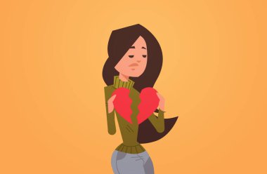Depresyonda olan kalbi kırık bir kadın. Kriz, boşanmayı bozar. İhanet konsepti, elinde kırık bir kalp, yatay bir portre tutan üzgün kız.