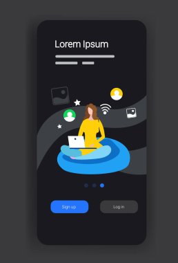 Fasulye çuvalında oturan kadın bilgisayar uygulaması sosyal medya iletişim konsepti akıllı telefon ekranı mobil uygulaması tam boy dikey
