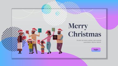 Hediyelik kutuları olan çok nesilli aile mutlu noeller Noel kutlaması konsepti Noel baba ve çocuklar Noel Baba şapkası takıyorlar tam boy yatay kopya alanı