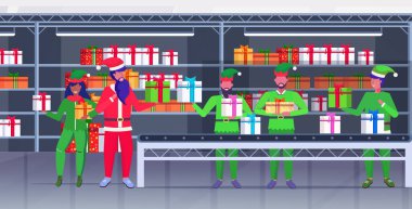Afrika kökenli Amerikan Noel Baba karışık ırk elfleri renkli hediye kutularını taşıma bandına yüklüyorlar mutlu yıllar yeni yıl kutlaması konsepti modern depo iç yatay konsepti