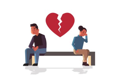 Bunalımda olan mutsuz, mutsuz, ilişki sorunu olan bir çift boşanma kavramını kırdı. Kalbi kırık bir kadın, tahta bir bankta, dümdüz, yatay bir şekilde oturuyor.