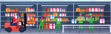 Noel Baba, forklift kullanan elfler renkli hediye kutularını taşıma bandına yüklüyor. Mutlu yıllar, yeni yıl kutlamaları, modern depo, yatay depo konsepti.