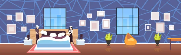 Szobalányok felállítása párnák, hogy az ágy női takarítók az egységes takarítás szolgáltatás koncepció modern hotel hálószoba belső teljes hosszúságú vázlat vízszintes banner — Stock Vector
