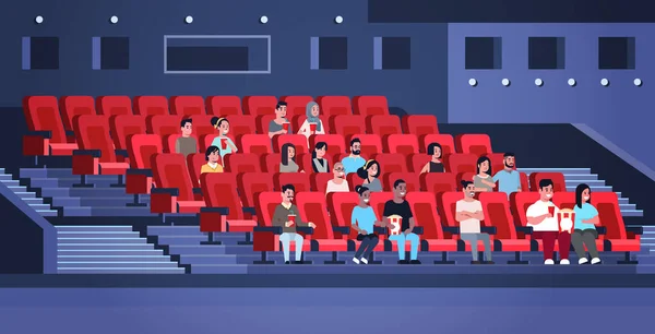 Ομάδα ανθρώπων βλέποντας ταινία κάθεται στον κινηματογράφο με ποπ κορν και κόλα μείγμα αγώνα ανδρών γυναίκες που διασκεδάζουν γελώντας με νέα κωμωδία επίπεδη πλήρους μήκους οριζόντια — Διανυσματικό Αρχείο